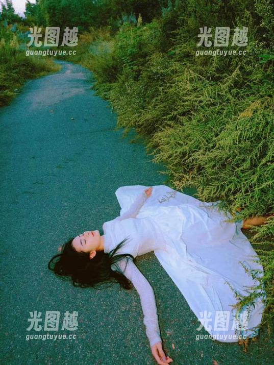 黑料社 听说“黑料社”最近免费派发吃瓜指南,门口排队的都快去结婚了...